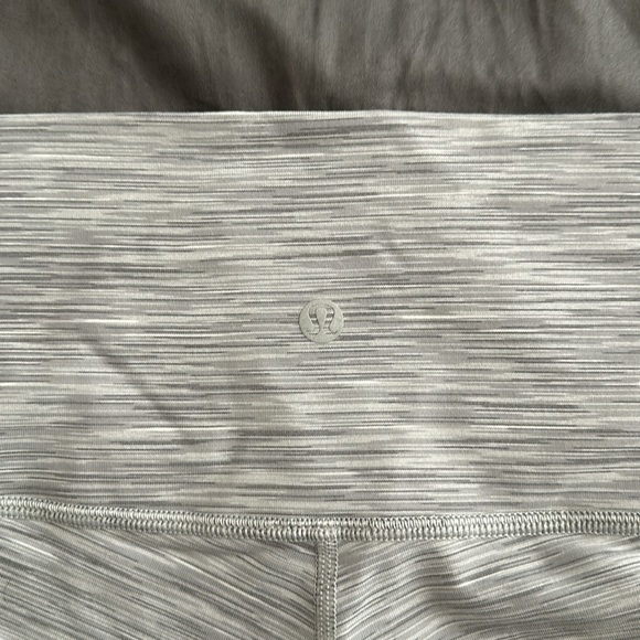 Women’s Lululemon Wunder Under Hi-Rise Tight, Size 6 - Picture 2 of 5